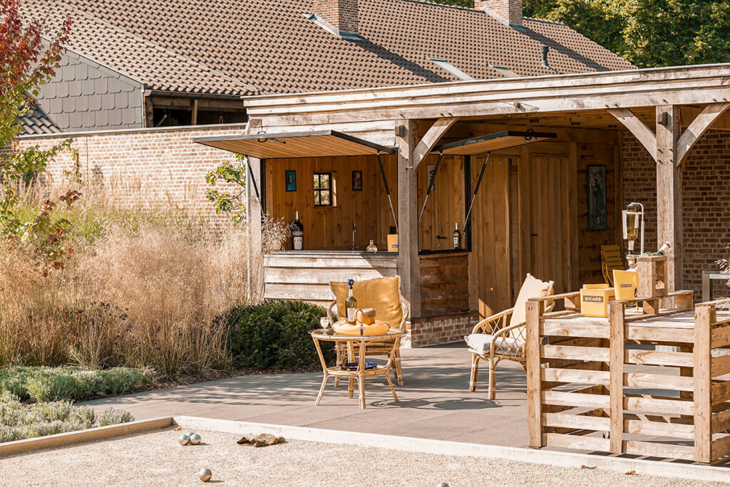 Een eiken houten bijgebouw | poolhouse is de perfecte combinatie in een landelijke of klassieke tuin.